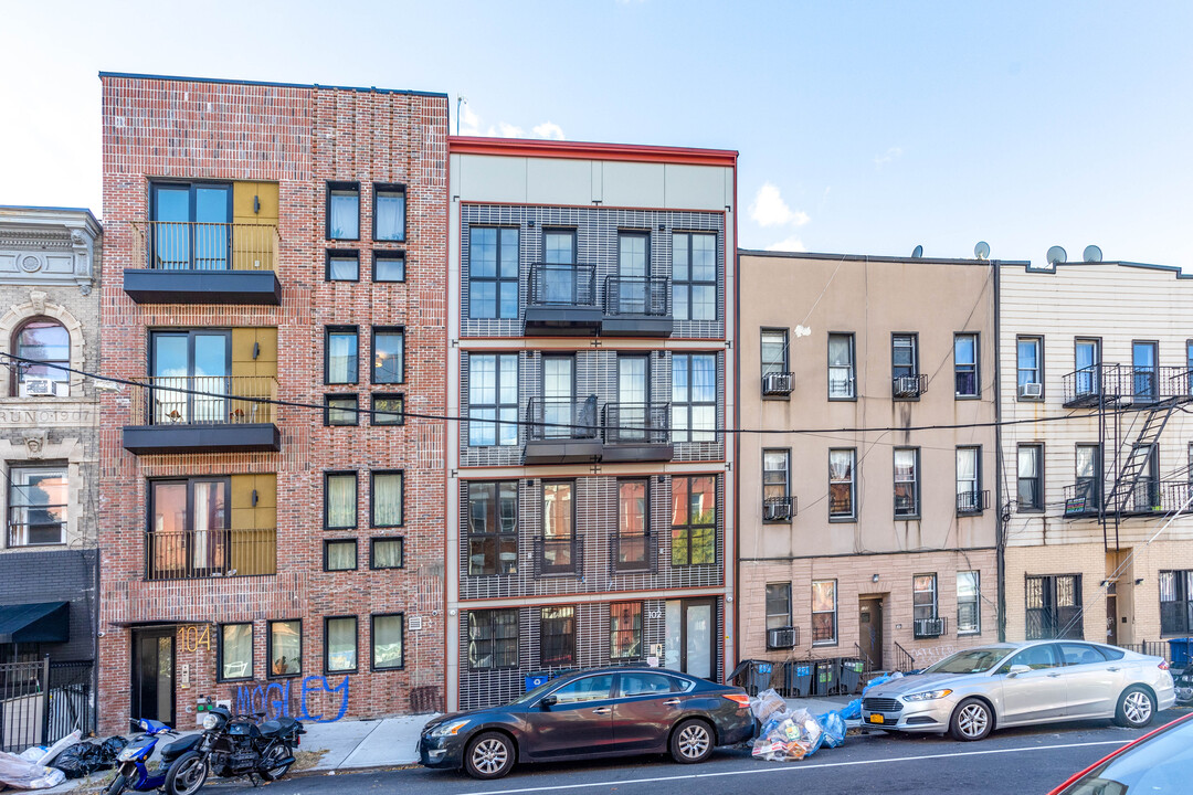 102 Central Ave in Brooklyn, NY - Foto de edificio