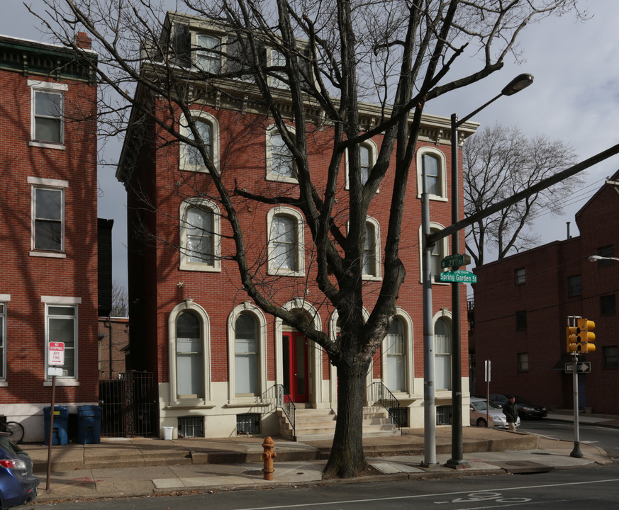 2103 Spring Garden St in Philadelphia, PA - Foto de edificio