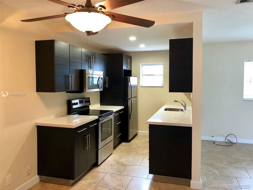 1824 Monroe St-Unit -11 in Hollywood, FL - Building Photo