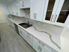 5330 Lindley Ave in Los Angeles, CA - Building Photo - Building Photo