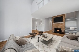 12 Sandburg Ct in Mahwah, NJ - Building Photo - Building Photo