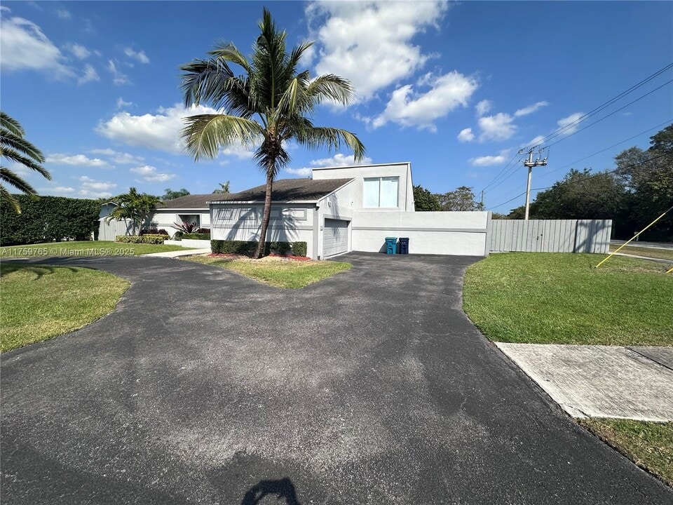 13561 SW 98th Pl in Miami, FL - Building Photo