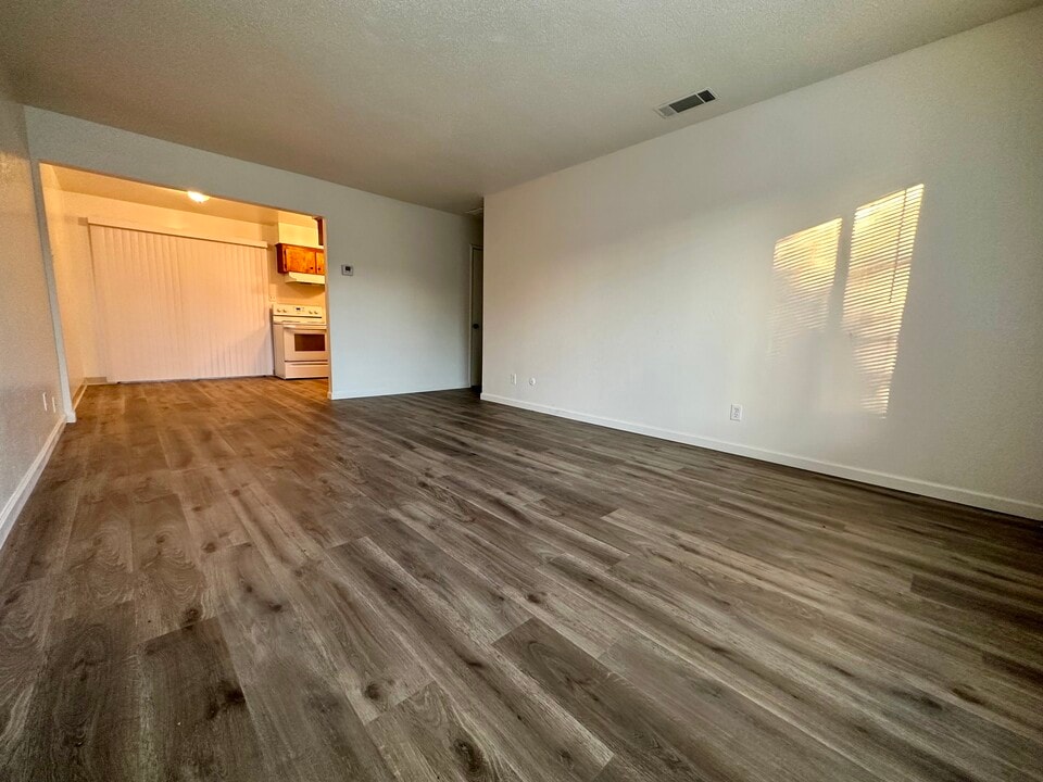 5245 N 4th St in Fresno, CA - Foto de edificio