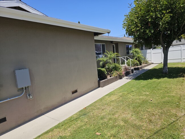 1730 Flower Ave in Torrance, CA - Foto de edificio - Building Photo