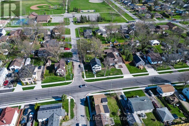 4046 Main St in Niagara Falls, ON - Foto de edificio - Building Photo