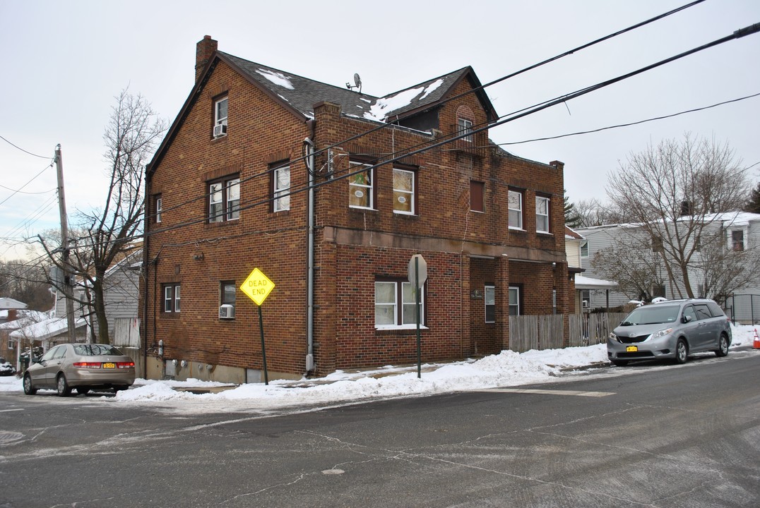 8 Carpenter St in Glen Cove, NY - Foto de edificio