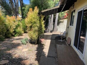 22933 Portage Circle Dr, Unit Apt. 2 in Topanga, CA - Foto de edificio - Building Photo