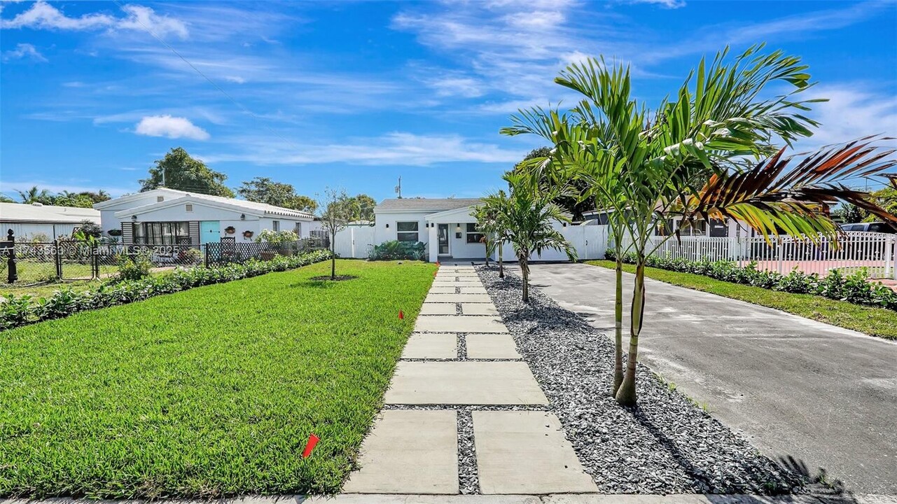 1950 NE 179th St in North Miami Beach, FL - Building Photo