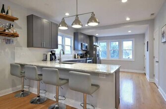 5713 W Ainslie St, Unit 2 in Chicago, IL - Foto de edificio - Building Photo