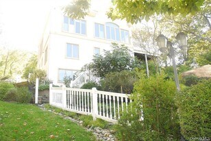 80 Harbor Beach Rd in Miller Place, NY - Building Photo