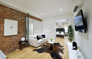 353 W 46th St in New York, NY - Building Photo