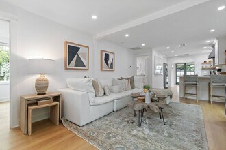 1425 Cabrillo Ave in Venice, CA - Foto de edificio - Building Photo