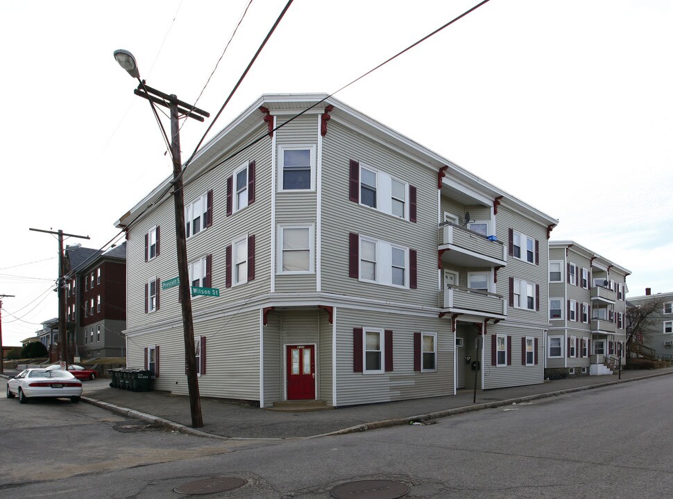 219-221 Wilson St in Manchester, NH - Foto de edificio