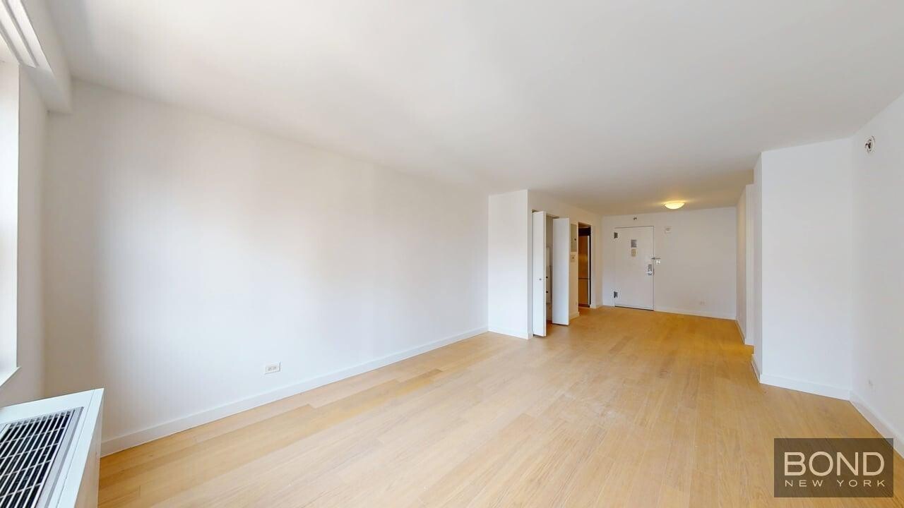222 E 39th St in New York, NY - Building Photo