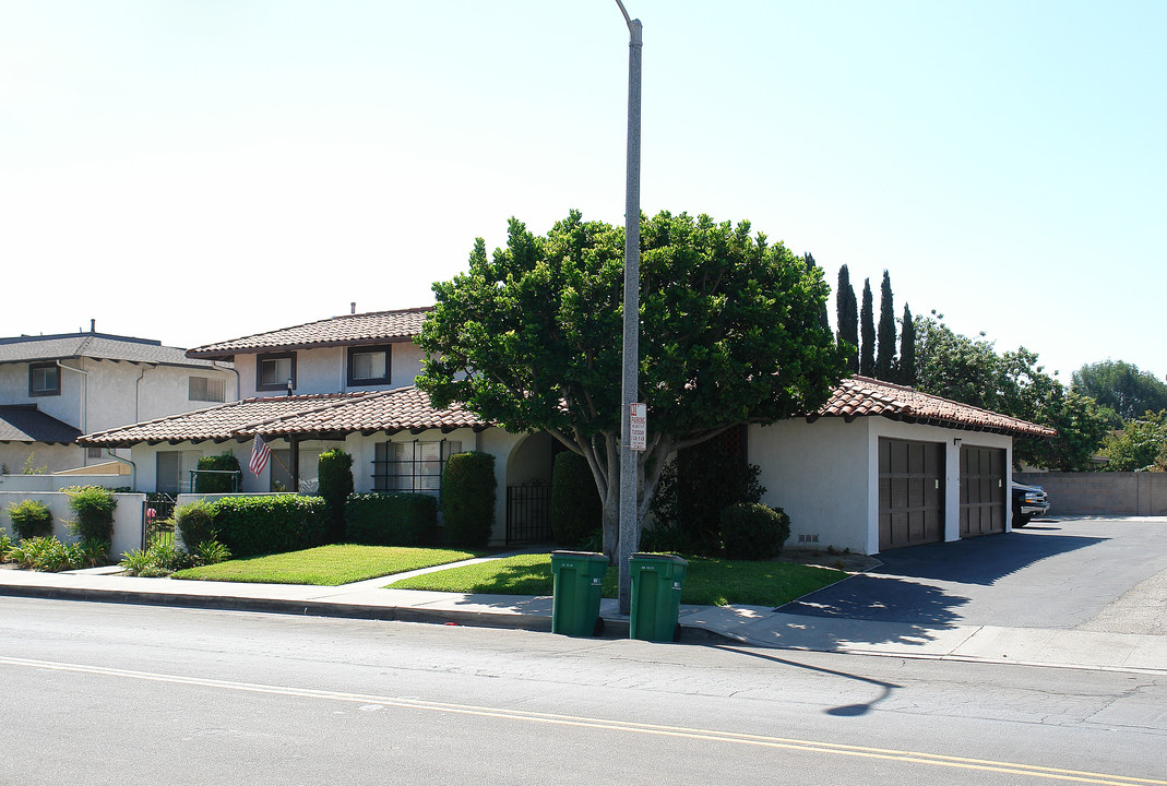 416 W Palmyra Ave in Orange, CA - Foto de edificio