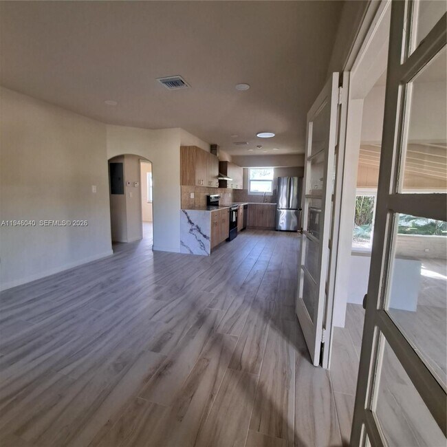 5840 SW 51st St in Miami, FL - Building Photo - Building Photo