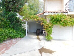 27437 Freetown Ln in Agoura Hills, CA - Building Photo - Building Photo