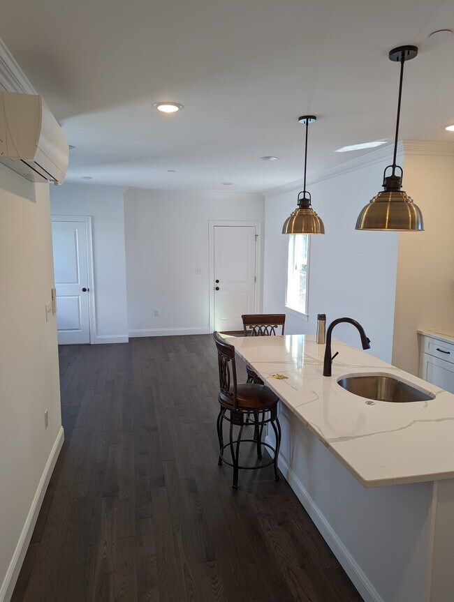 210 Everett St, Unit 3 in Boston, MA - Building Photo - Building Photo