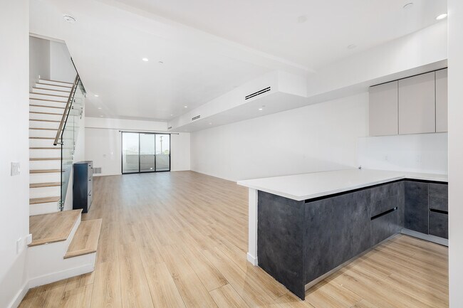 7341 Valmont St in Tujunga, CA - Building Photo - Interior Photo