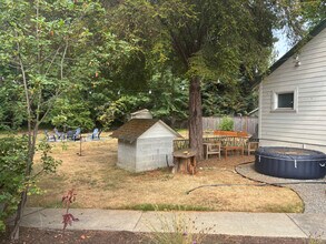 1109 Shorewood Dr in Bremerton, WA - Foto de edificio - Building Photo