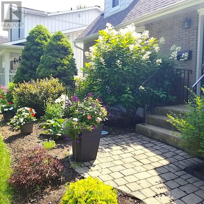 1052 Fisher Ave in Ottawa, ON - Building Photo - Building Photo