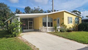 5935 Camelot Dr N in Sarasota, FL - Building Photo