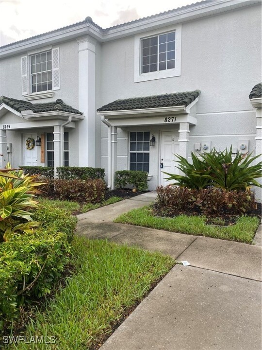 8271 Pacific Beach Dr in Ft. Myers, FL - Building Photo