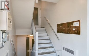 18 Kenrae Rd in Toronto, ON - Building Photo - Building Photo