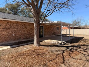 140 Village Dr in Kerrville, TX - Foto de edificio - Building Photo