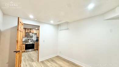 14 Tweedsdale St in Kitchener, ON - Building Photo - Building Photo