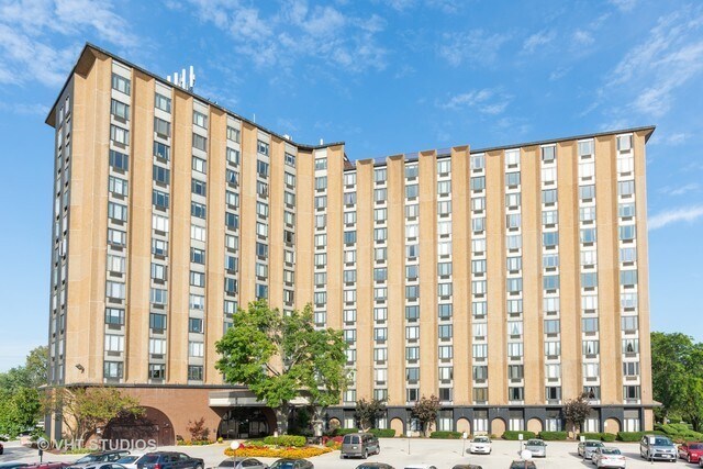 1 Renaissance Pl in Palatine, IL - Building Photo