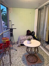 1710 NE 191st St in Miami, FL - Foto de edificio - Building Photo