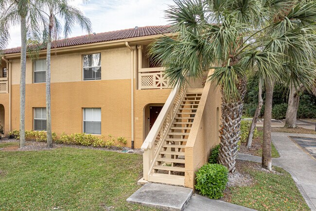 Palm Lakes Condominiums in West Palm Beach, FL - Building Photo - Building Photo