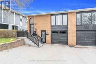 1305 Consort Crescent in Burlington, ON - Building Photo - Building Photo