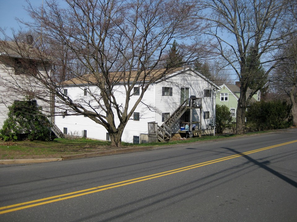 51 Coalpit Hill Rd in Danbury, CT - Foto de edificio