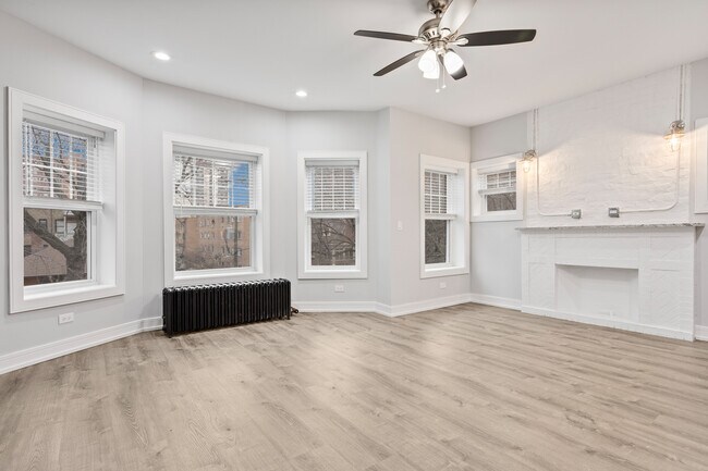 1055 W Glenlake Ave in Chicago, IL - Building Photo - Building Photo