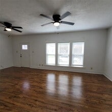 804 N McKinney St in Ennis, TX - Building Photo - Building Photo