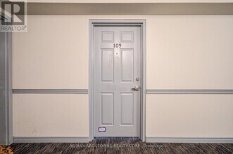 1490 Bishops Gate in Oakville, ON - Building Photo - Building Photo