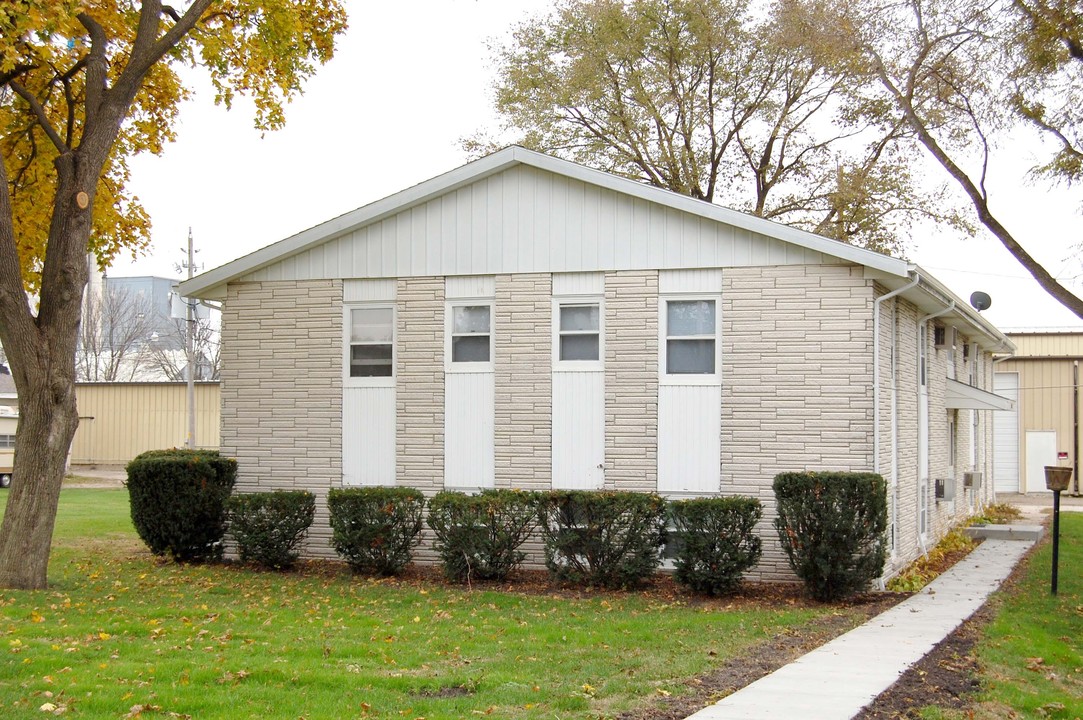 106 2nd St NW in Mitchellville, IA - Building Photo