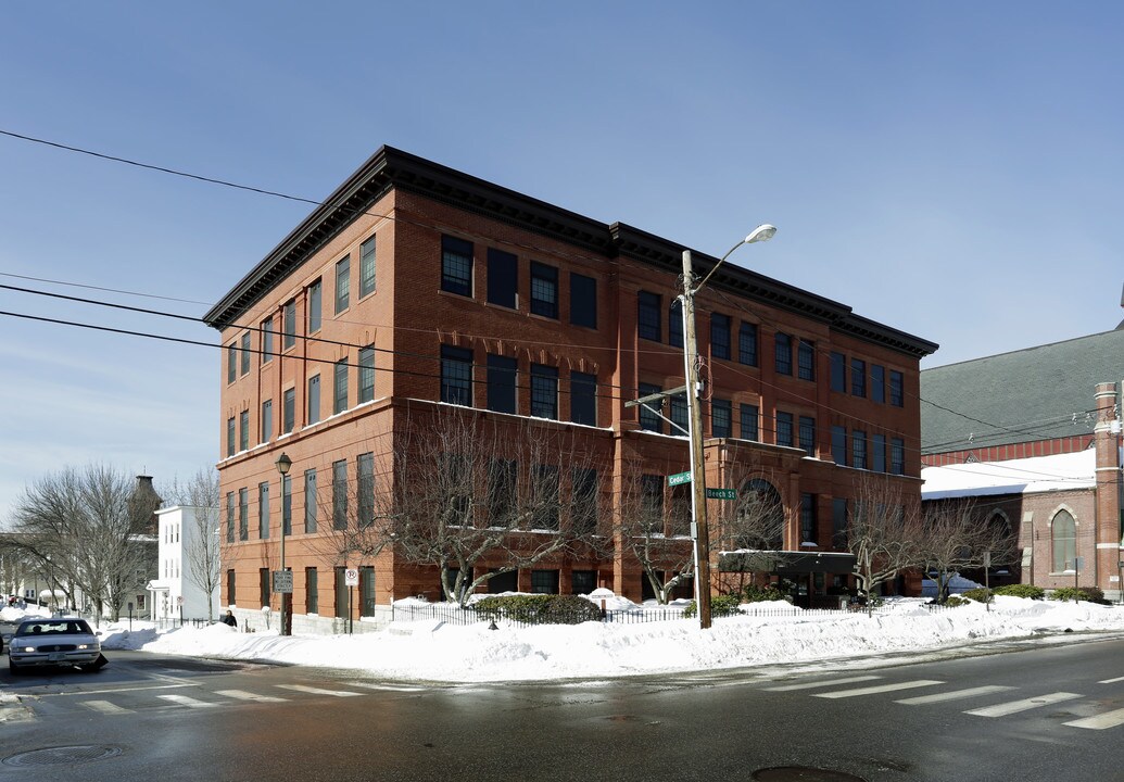 Cedar House in Manchester, NH - Foto de edificio