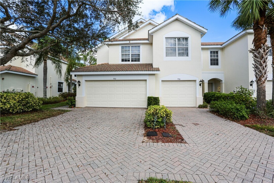 796 Hampton Cir in Naples, FL - Building Photo