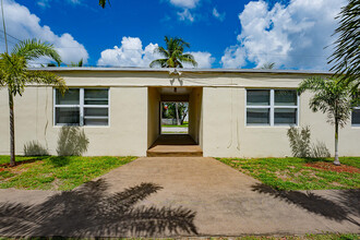 1956 Lincoln St in Hollywood, FL - Building Photo - Building Photo