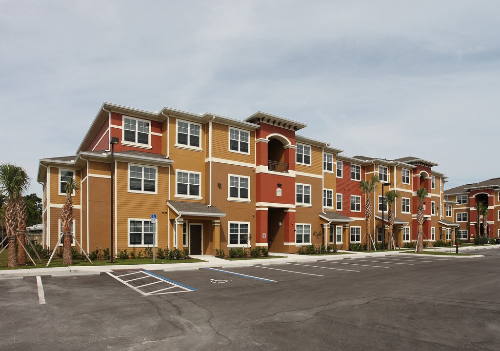 Colonial Lakes in Lake Worth, FL - Foto de edificio