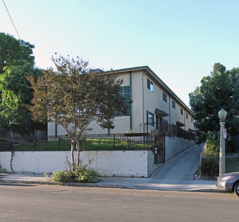 951 East Edgeware Rd in Los Angeles, CA - Building Photo