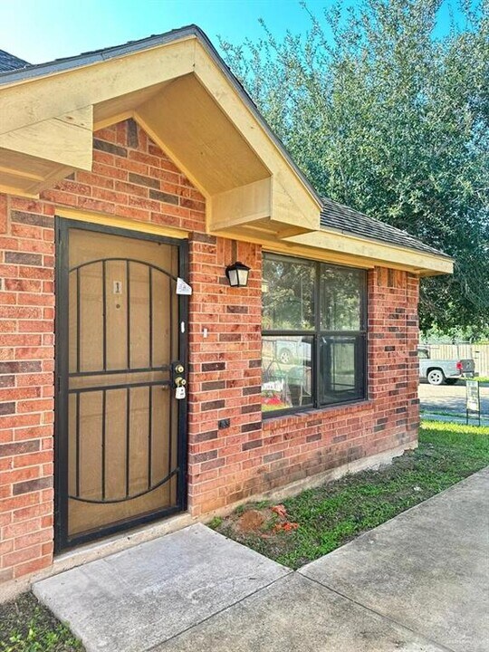1803 S Horse St, Unit 2,4 in Pharr, TX - Building Photo
