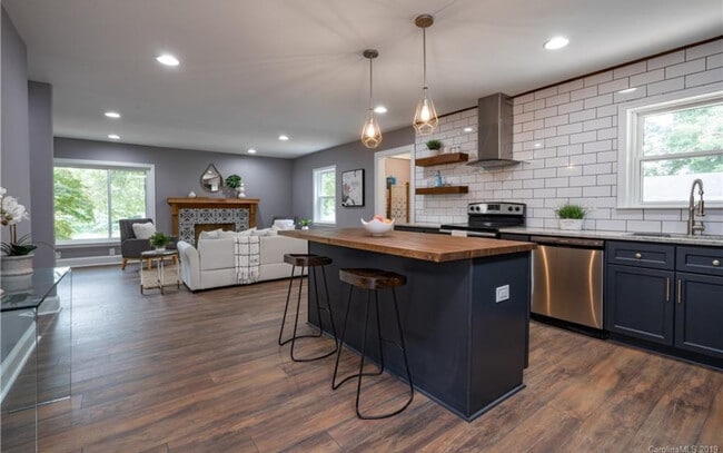 2401 Shamrock Dr in Charlotte, NC - Building Photo - Building Photo