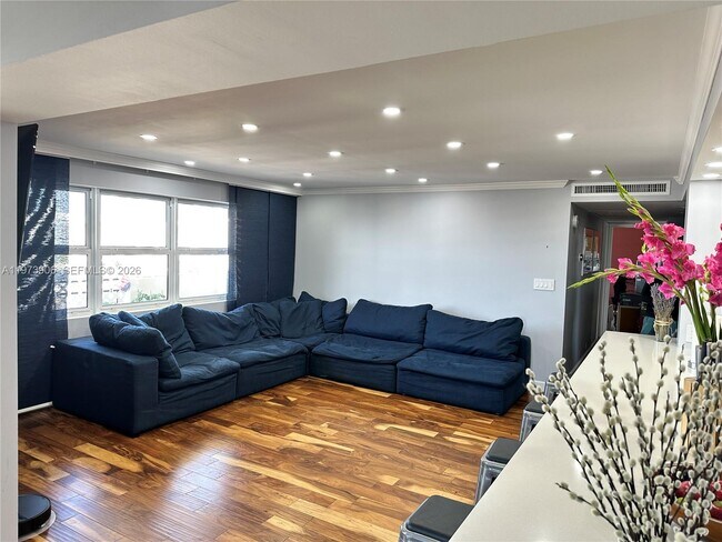 401 Golden Isles Dr in Hallandale Beach, FL - Foto de edificio - Building Photo