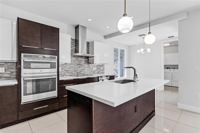 6410 NW 105th Pl in Doral, FL - Building Photo - Building Photo