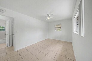 301 SE 21st Ave in Boynton Beach, FL - Building Photo