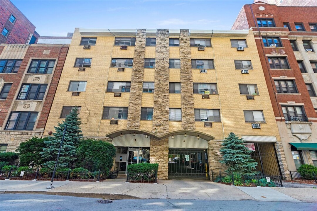 417 W Roscoe St, Unit 203 in Chicago, IL - Building Photo